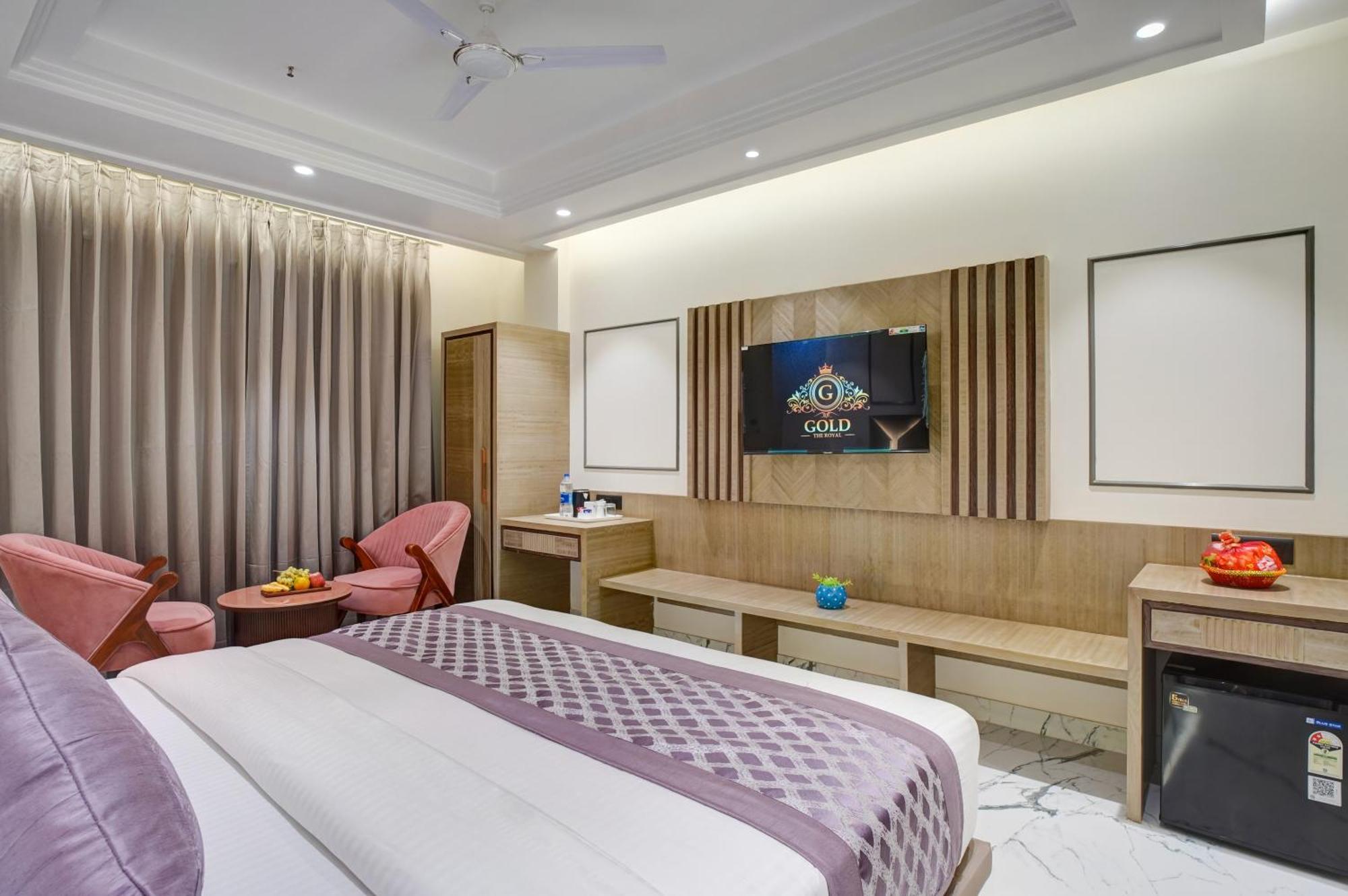 Newly Built Gold The Royal With Rooftop Restaurant - 2Mins Walk From New Delhi Rail Station & 5Mins From Connaught Place Extérieur photo
