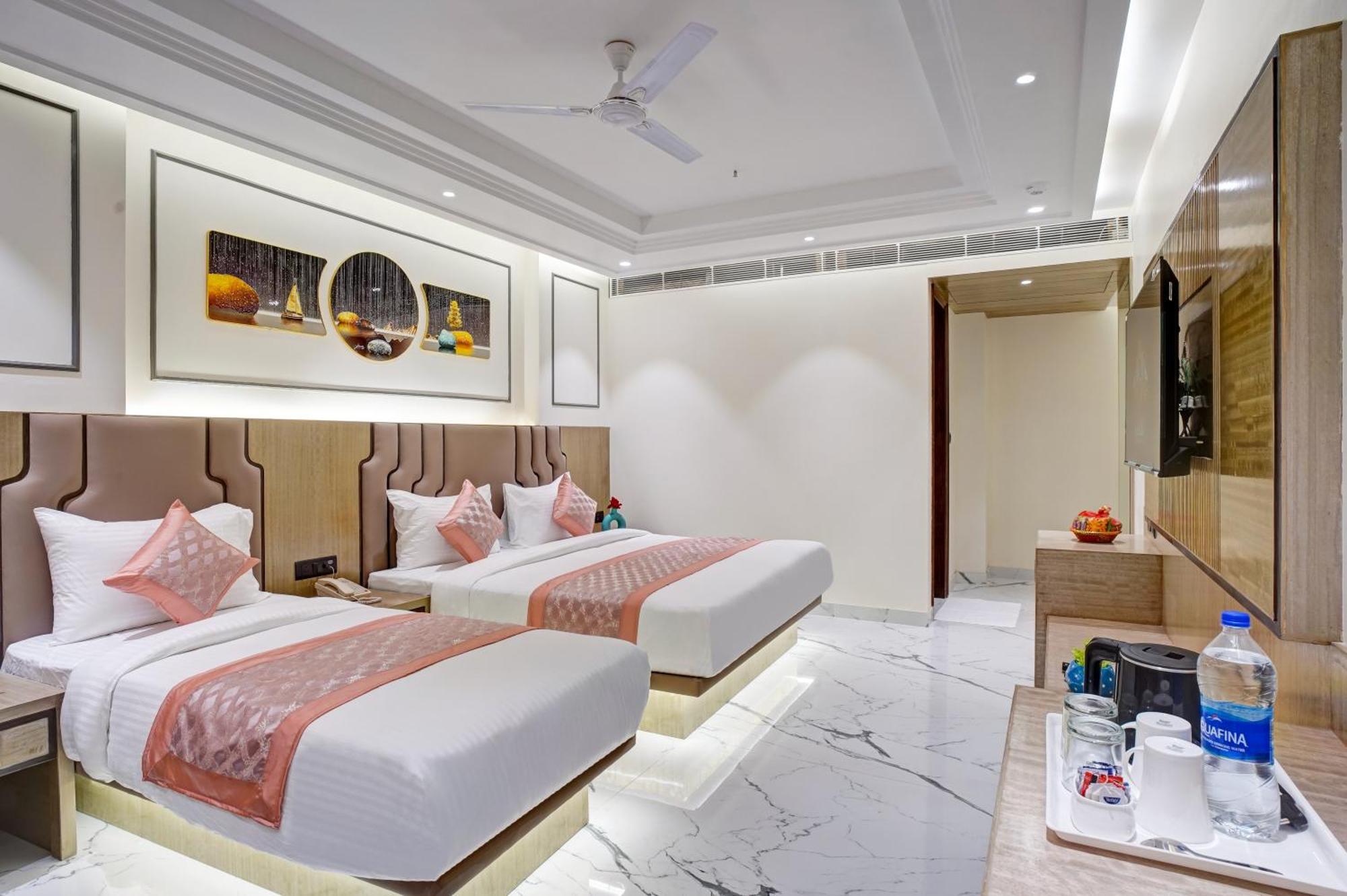 Newly Built Gold The Royal With Rooftop Restaurant - 2Mins Walk From New Delhi Rail Station & 5Mins From Connaught Place Extérieur photo