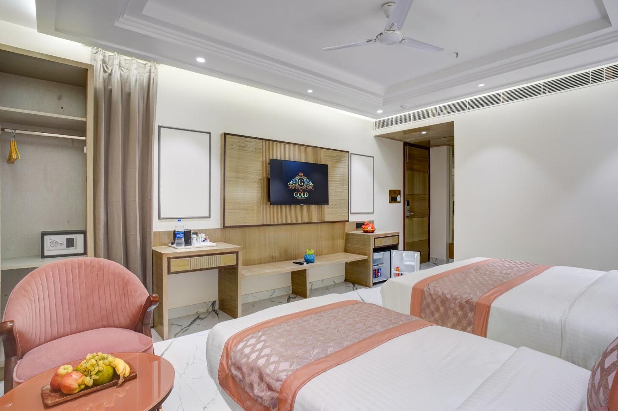 Newly Built Gold The Royal With Rooftop Restaurant - 2Mins Walk From New Delhi Rail Station & 5Mins From Connaught Place Extérieur photo