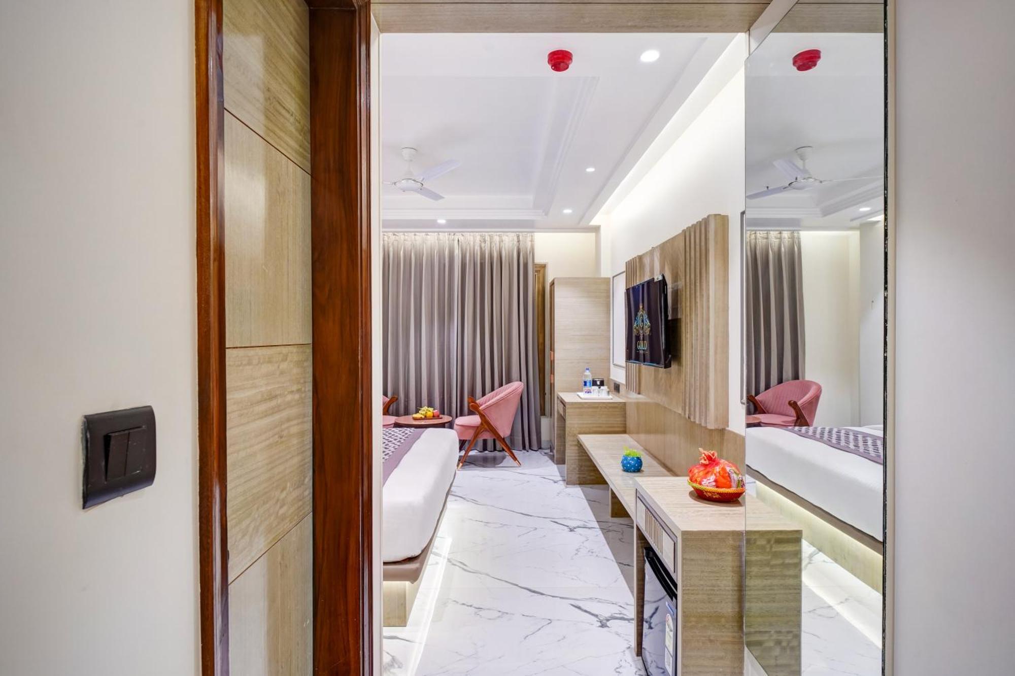 Newly Built Gold The Royal With Rooftop Restaurant - 2Mins Walk From New Delhi Rail Station & 5Mins From Connaught Place Extérieur photo