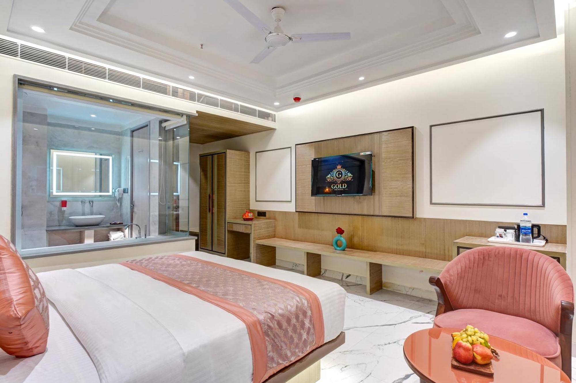 Newly Built Gold The Royal With Rooftop Restaurant - 2Mins Walk From New Delhi Rail Station & 5Mins From Connaught Place Extérieur photo