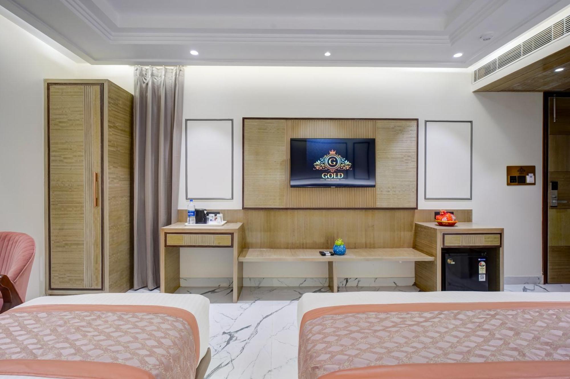 Newly Built Gold The Royal With Rooftop Restaurant - 2Mins Walk From New Delhi Rail Station & 5Mins From Connaught Place Extérieur photo
