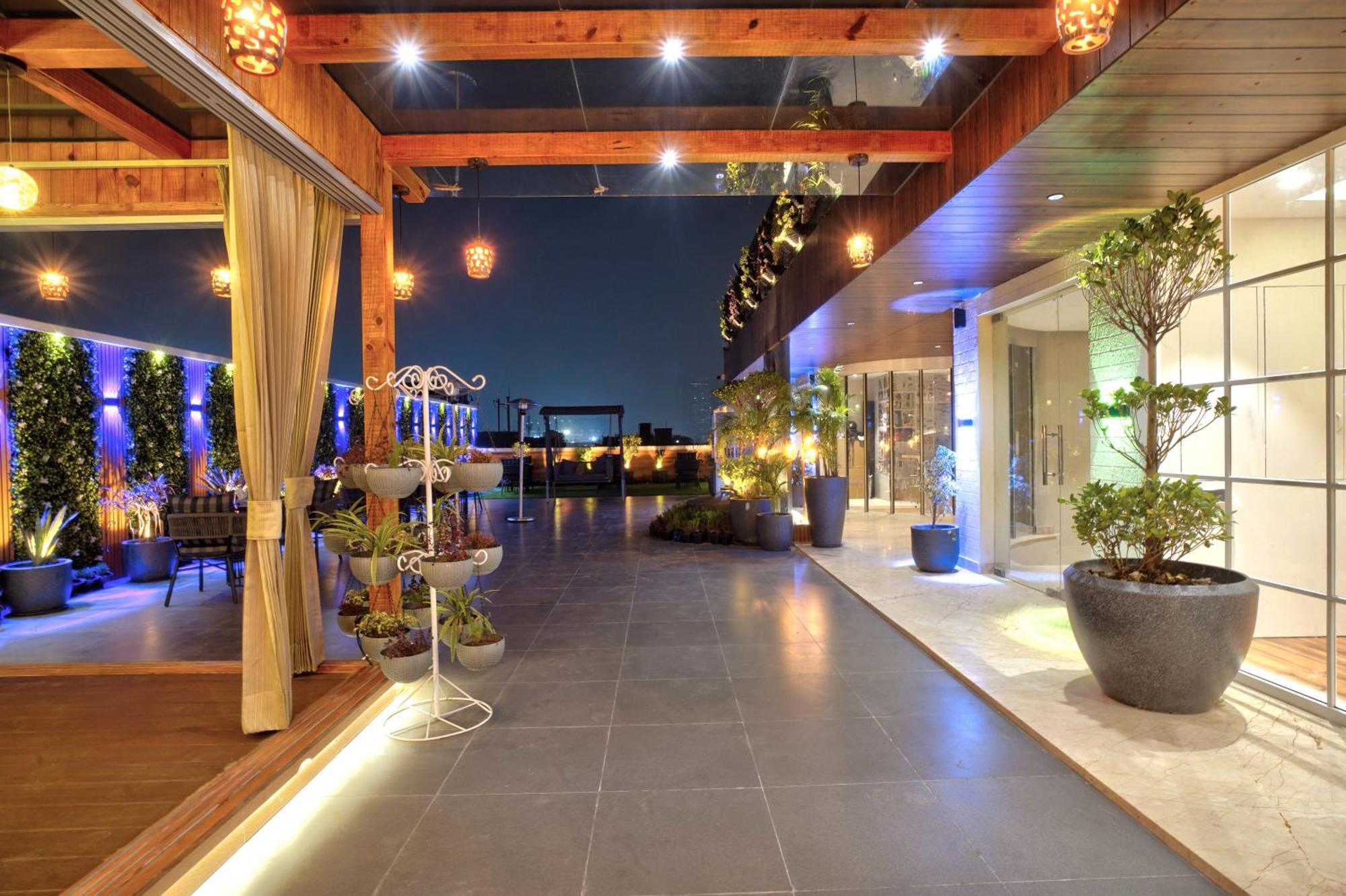 Newly Built Gold The Royal With Rooftop Restaurant - 2Mins Walk From New Delhi Rail Station & 5Mins From Connaught Place Extérieur photo