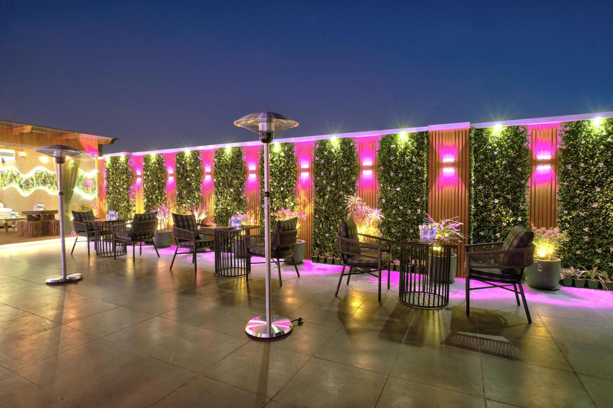 Newly Built Gold The Royal With Rooftop Restaurant - 2Mins Walk From New Delhi Rail Station & 5Mins From Connaught Place Extérieur photo