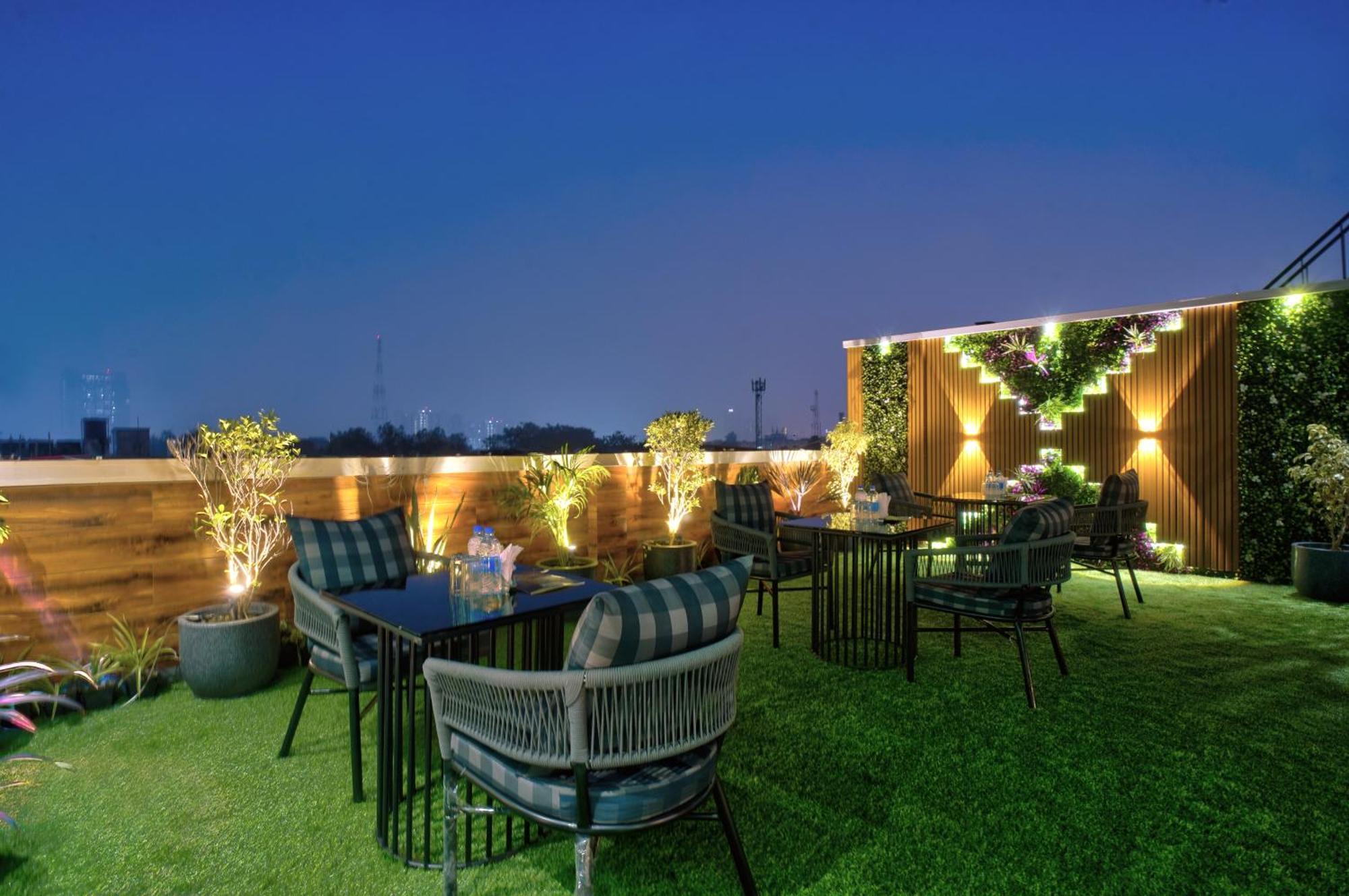 Newly Built Gold The Royal With Rooftop Restaurant - 2Mins Walk From New Delhi Rail Station & 5Mins From Connaught Place Extérieur photo