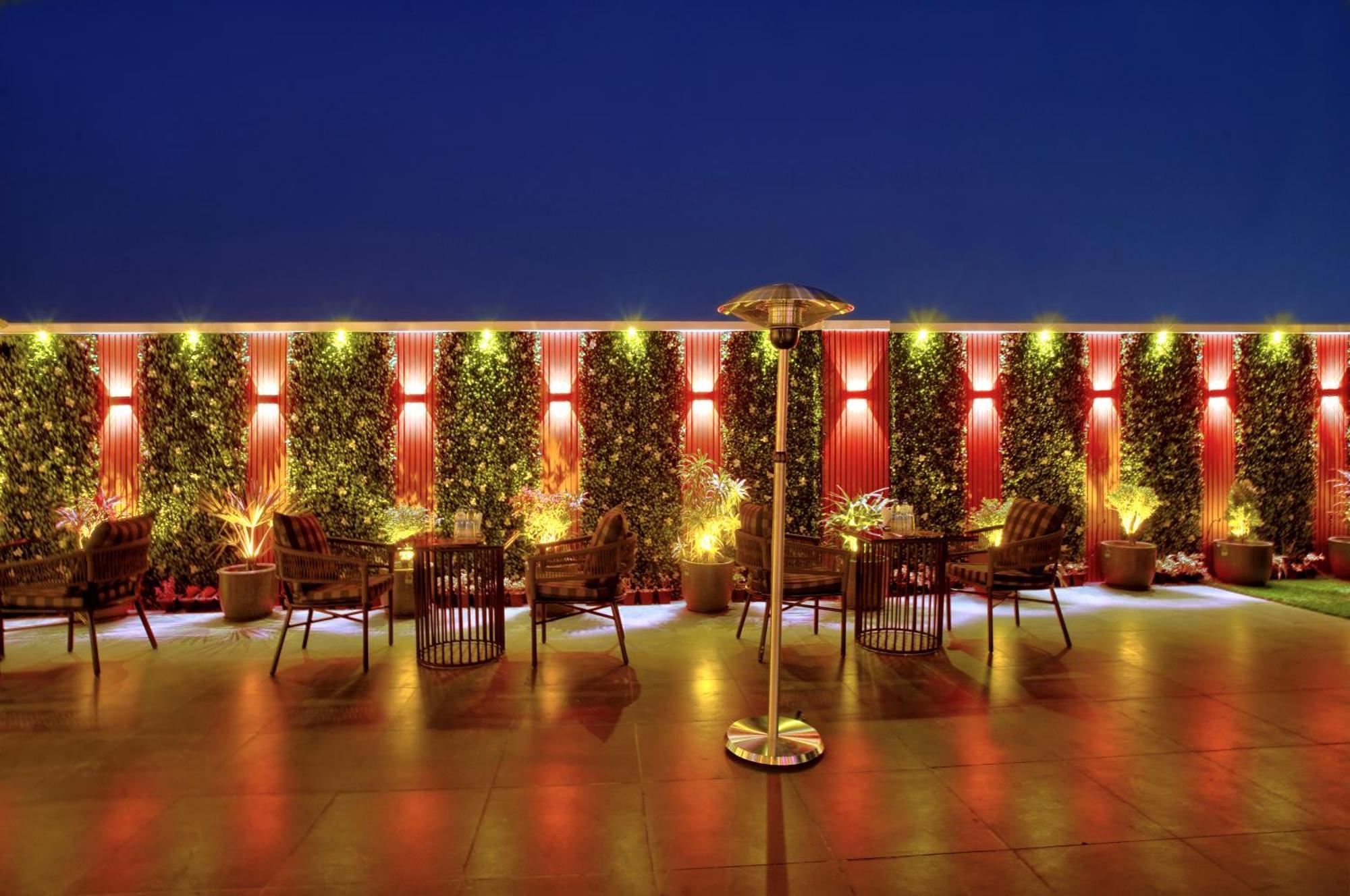 Newly Built Gold The Royal With Rooftop Restaurant - 2Mins Walk From New Delhi Rail Station & 5Mins From Connaught Place Extérieur photo