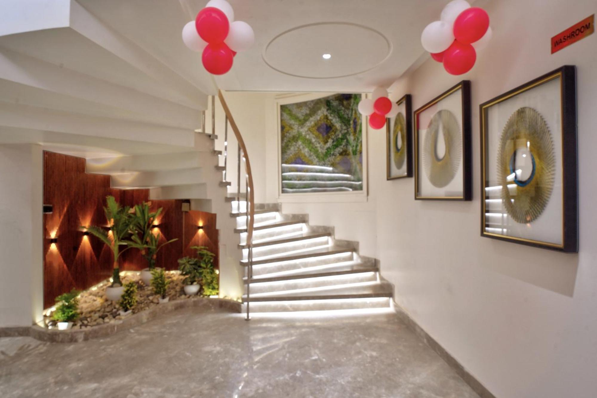 Newly Built Gold The Royal With Rooftop Restaurant - 2Mins Walk From New Delhi Rail Station & 5Mins From Connaught Place Extérieur photo