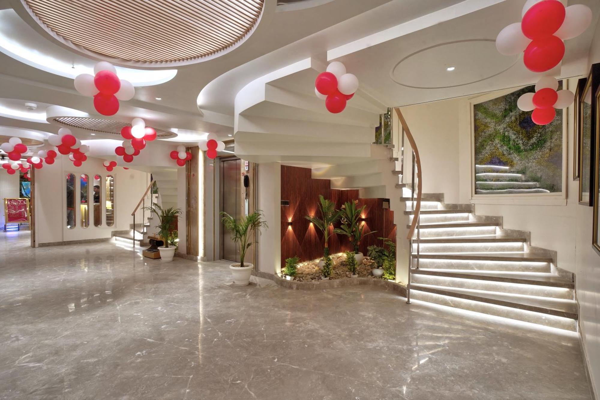 Newly Built Gold The Royal With Rooftop Restaurant - 2Mins Walk From New Delhi Rail Station & 5Mins From Connaught Place Extérieur photo
