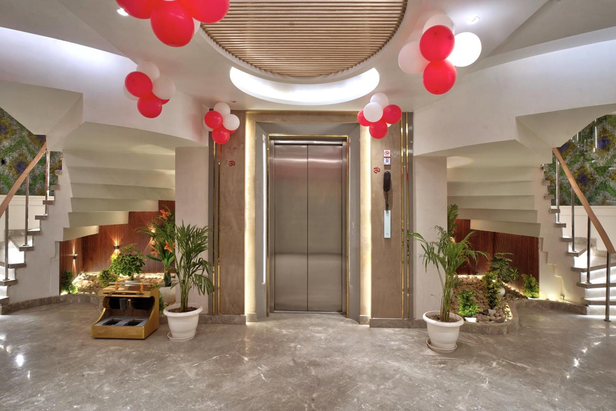 Newly Built Gold The Royal With Rooftop Restaurant - 2Mins Walk From New Delhi Rail Station & 5Mins From Connaught Place Extérieur photo