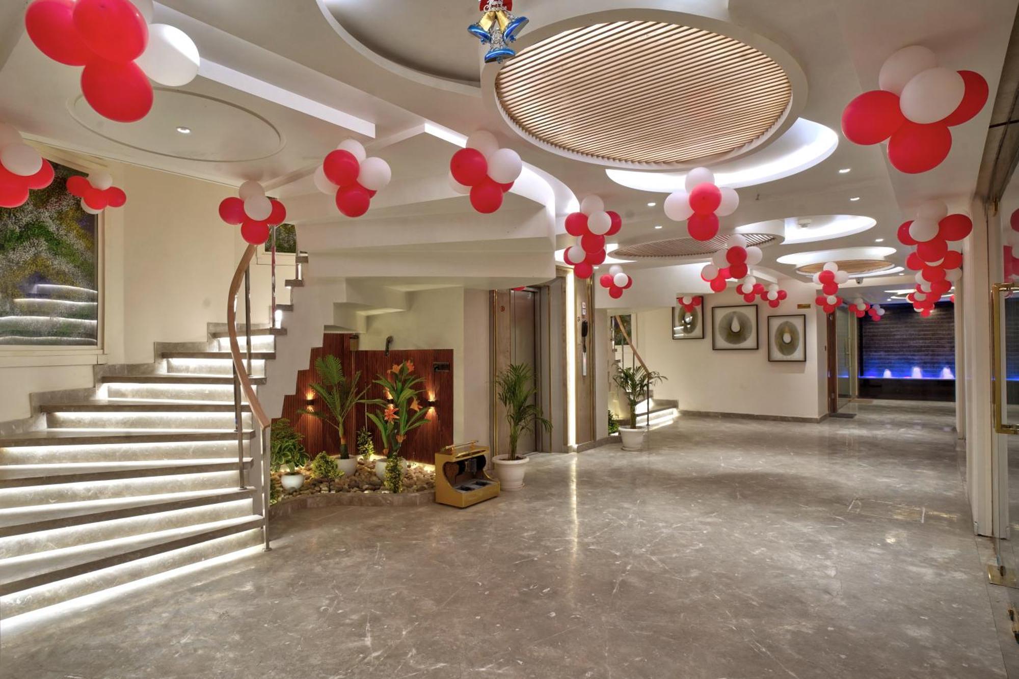 Newly Built Gold The Royal With Rooftop Restaurant - 2Mins Walk From New Delhi Rail Station & 5Mins From Connaught Place Extérieur photo