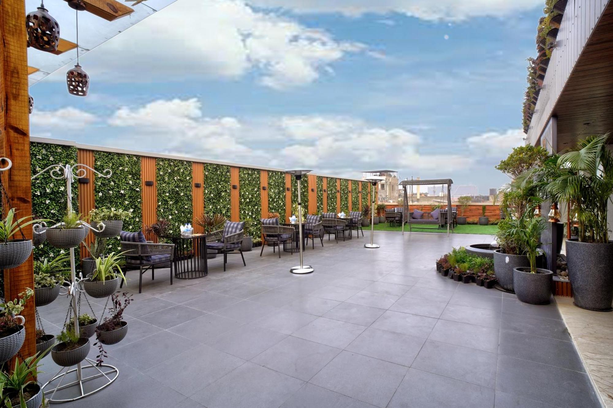 Newly Built Gold The Royal With Rooftop Restaurant - 2Mins Walk From New Delhi Rail Station & 5Mins From Connaught Place Extérieur photo
